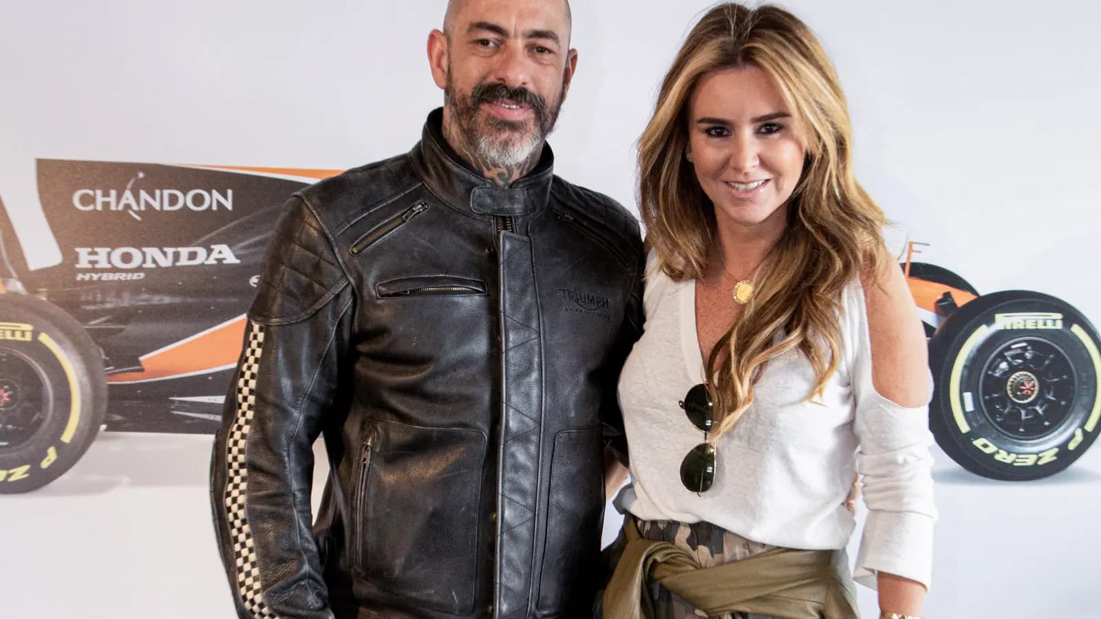 Convidados posando no painel do evento de kart