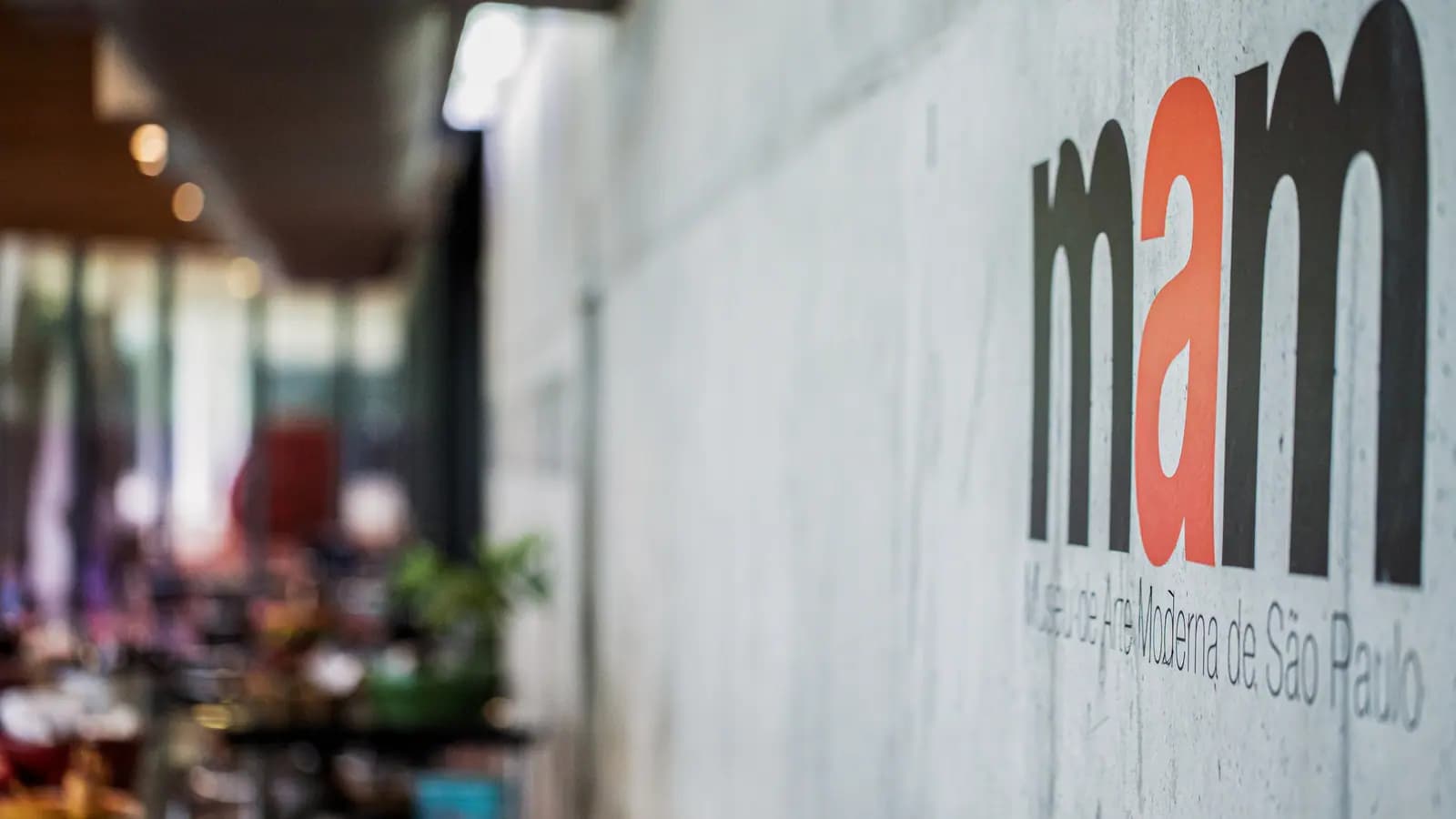 Logotipo do MAM na parede do Museu de Arte Moderna de São Paulo