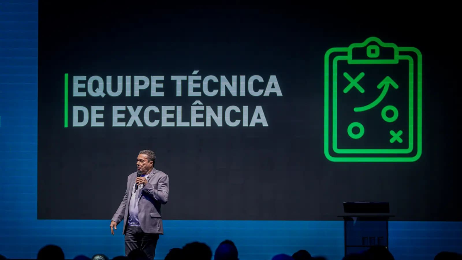 Palestrante convidado apresentando no palco da convenção