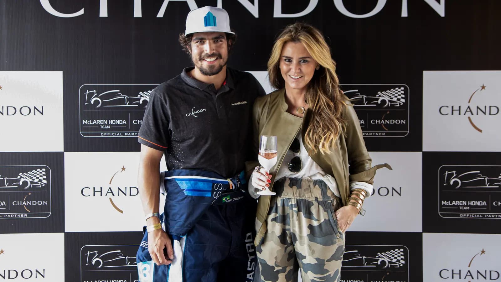 Convidados posando no painel da Chandon no evento de kart