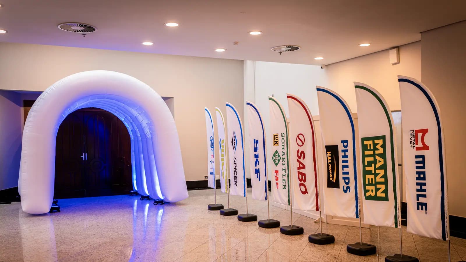 Túnel inflável de entrada na área de exposição do evento