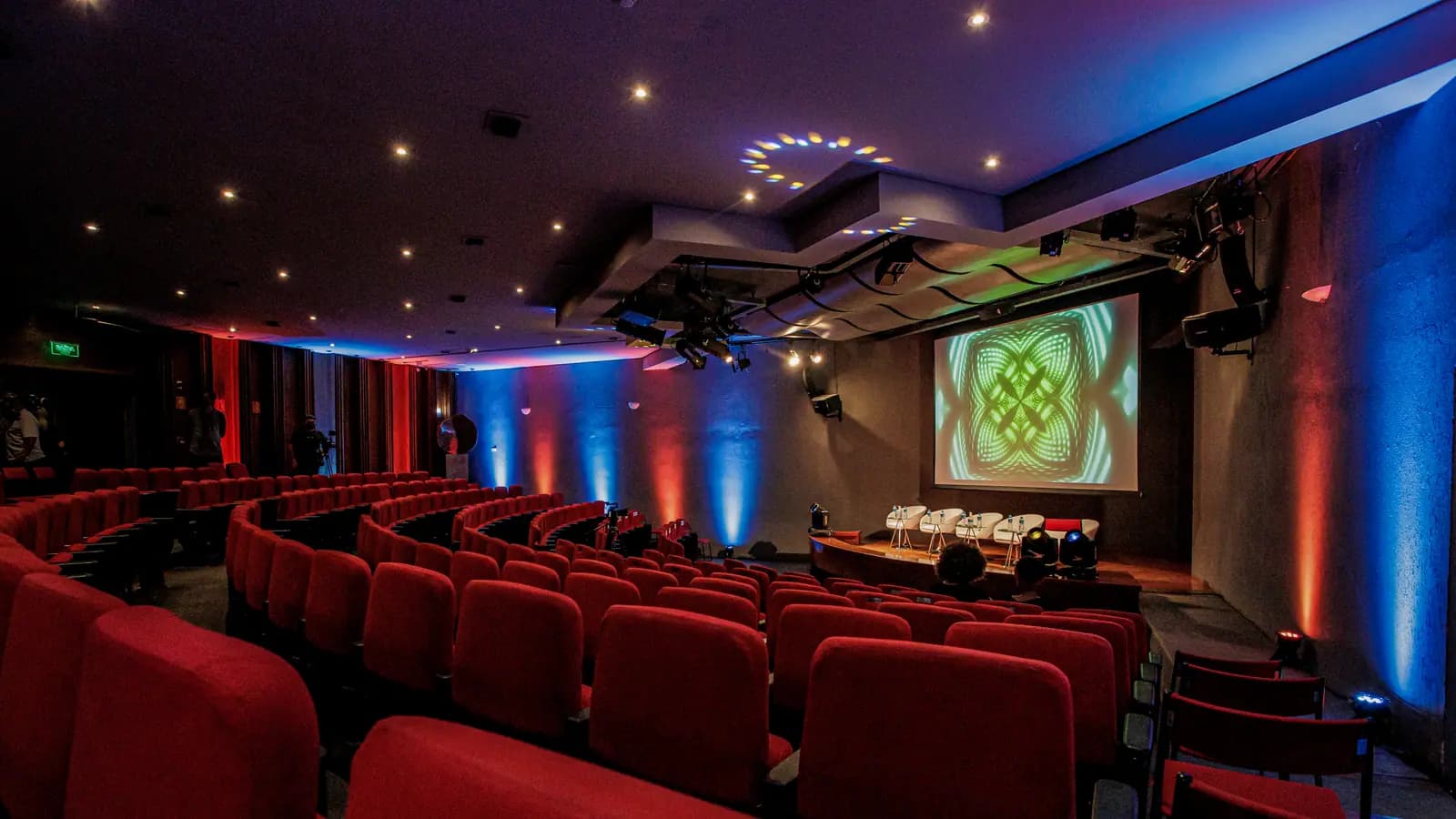 Auditório do MAM com poltronas vermelhas e iluminação cênica