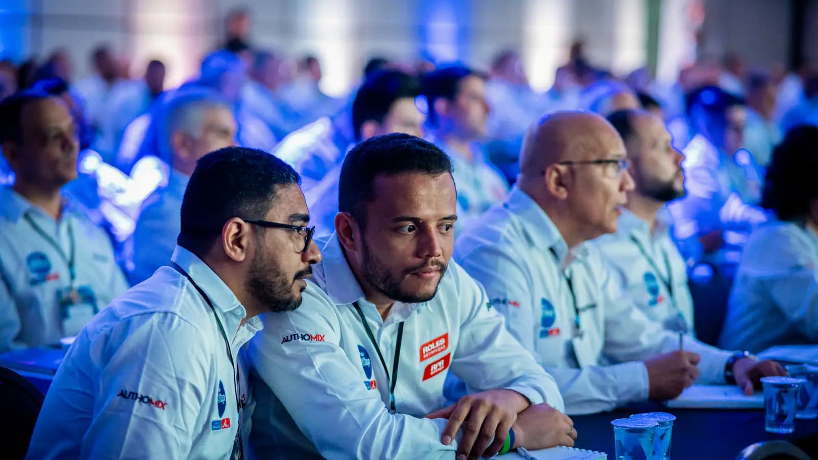 Participantes fazendo anotações durante a palestra