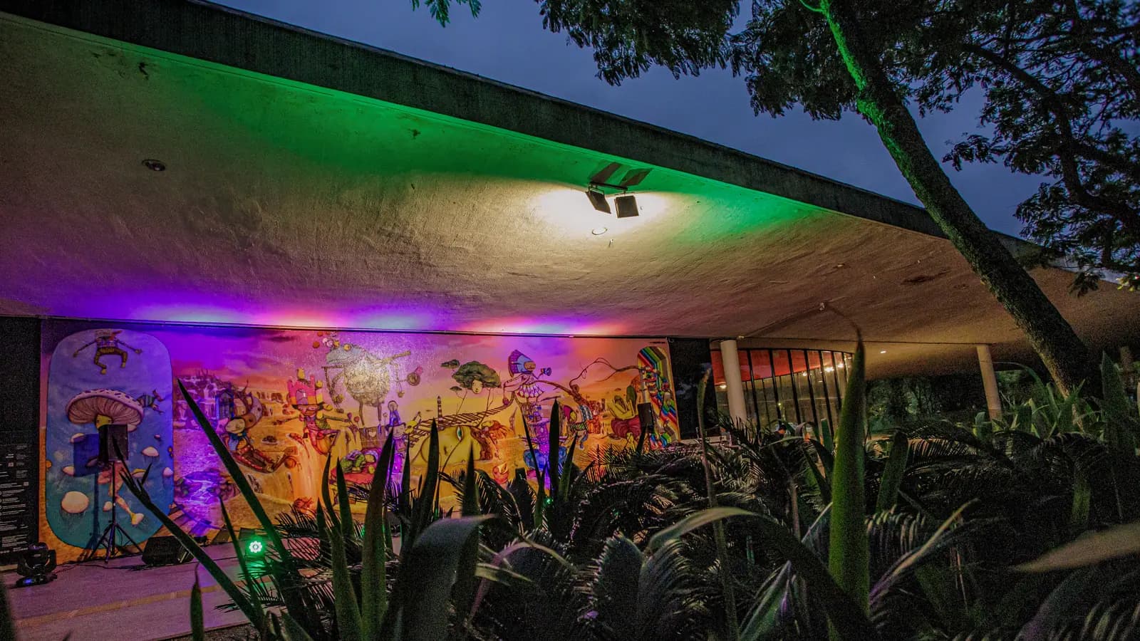 Área externa do MAM com iluminação cênica à noite
