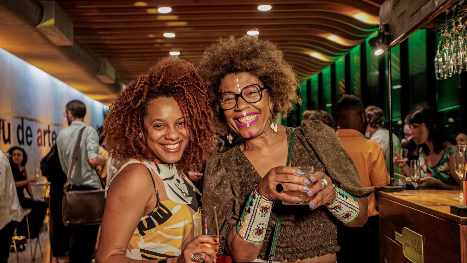Convidadas brindando no evento do MAM São Paulo