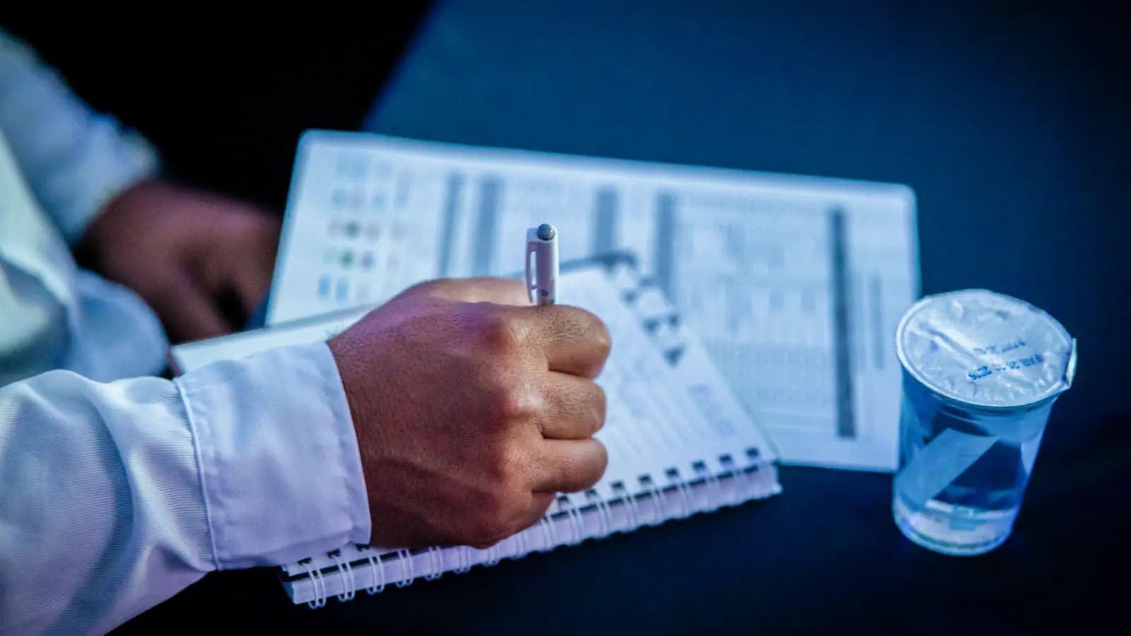 Detalhe de anotações em caderno durante a convenção