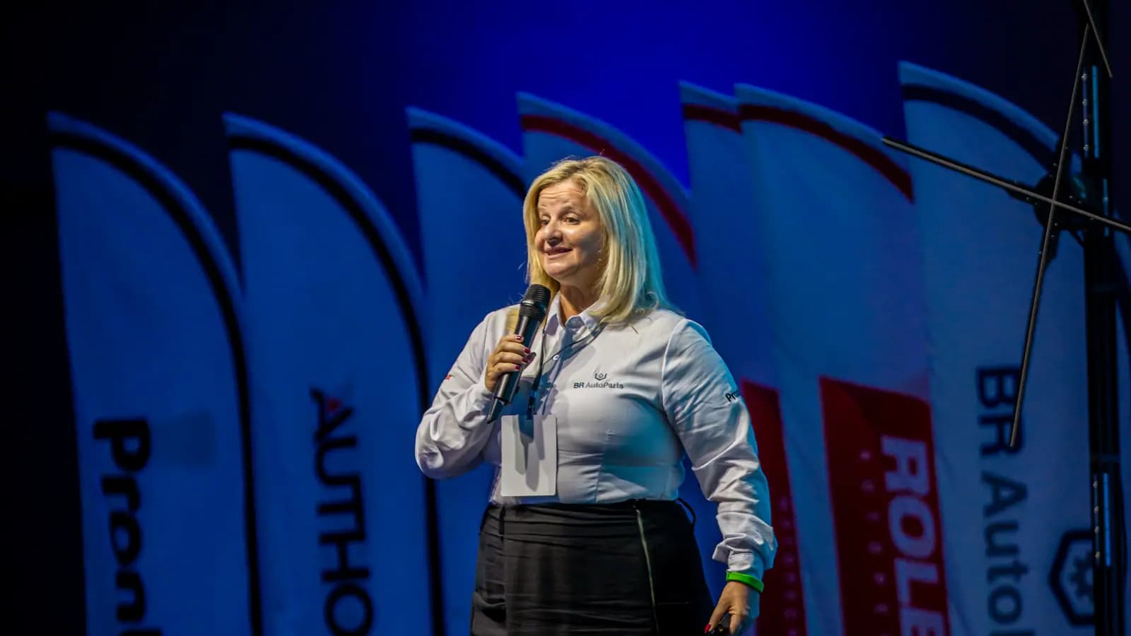 Palestrante no palco da convenção de vendas