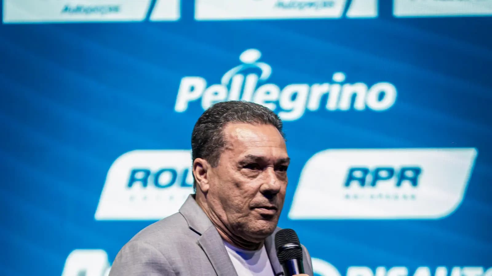 Palestrante convidado no palco da convenção de vendas