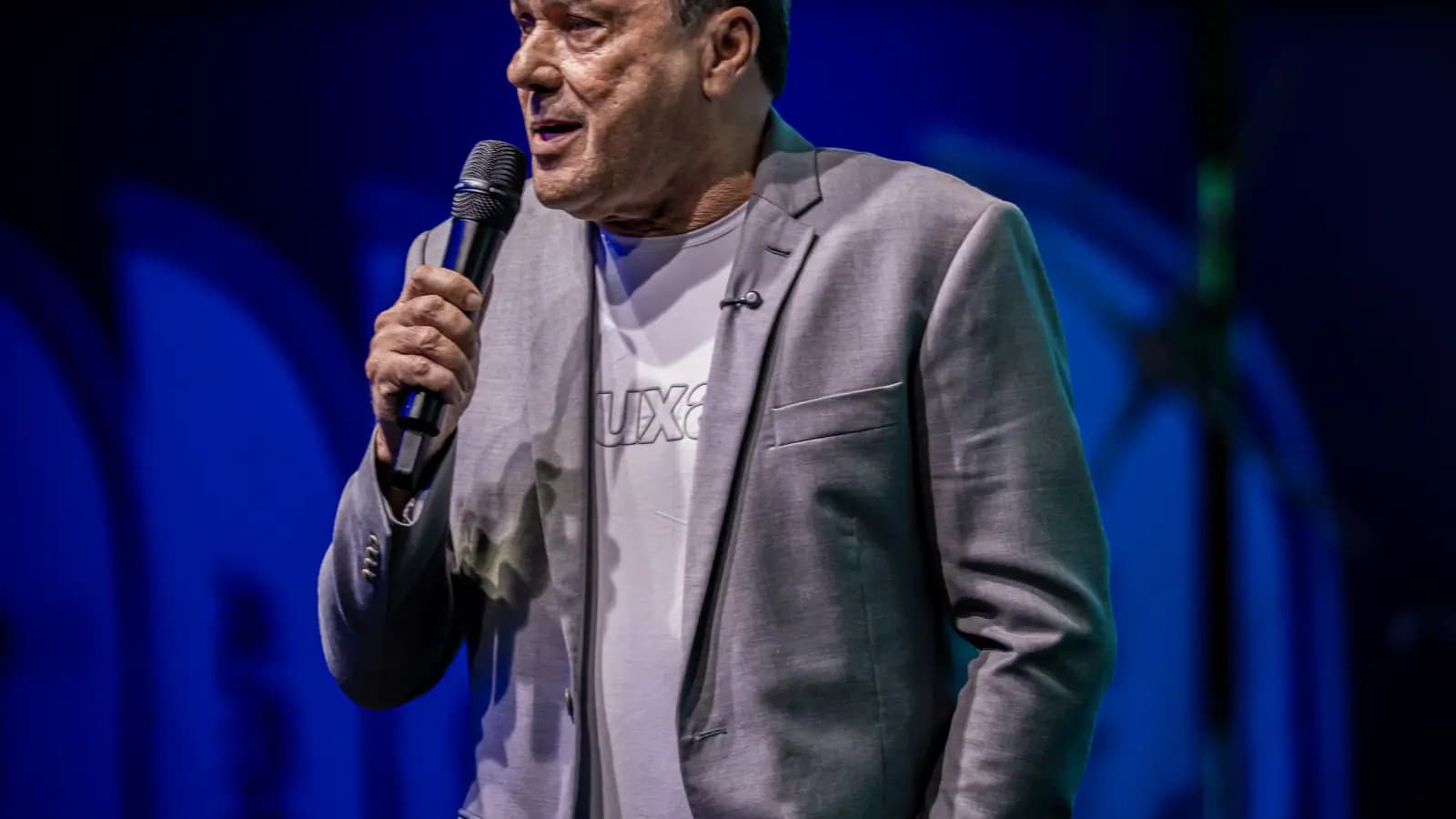 Palestrante convidado no palco da convenção de vendas