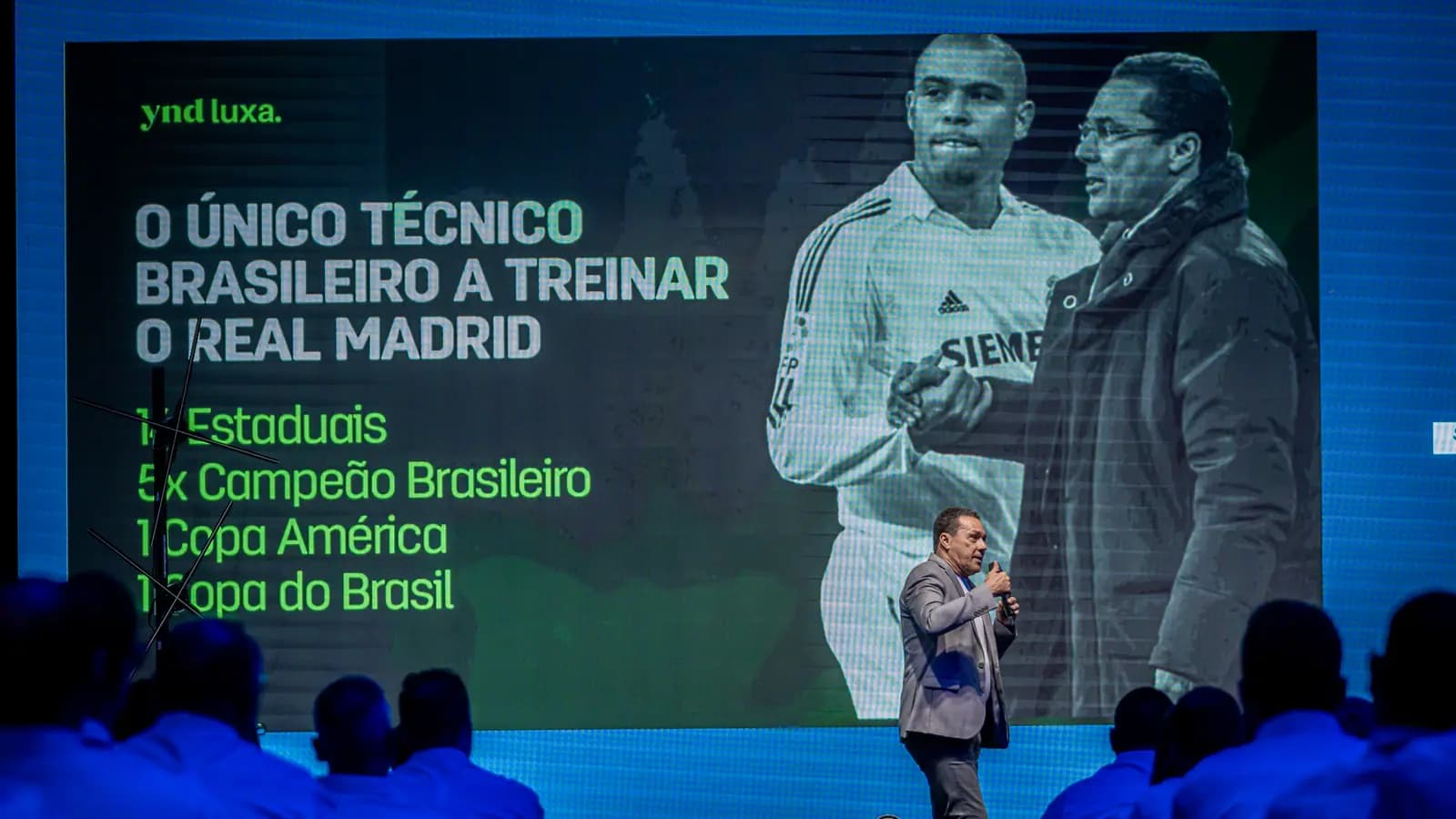 Palestrante convidado no palco da convenção de vendas
