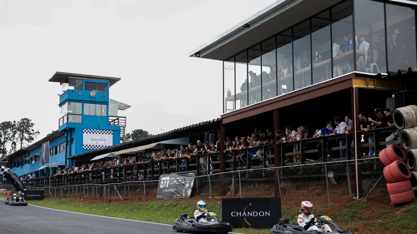 Arquibancada e karts na pista do evento da Chandon