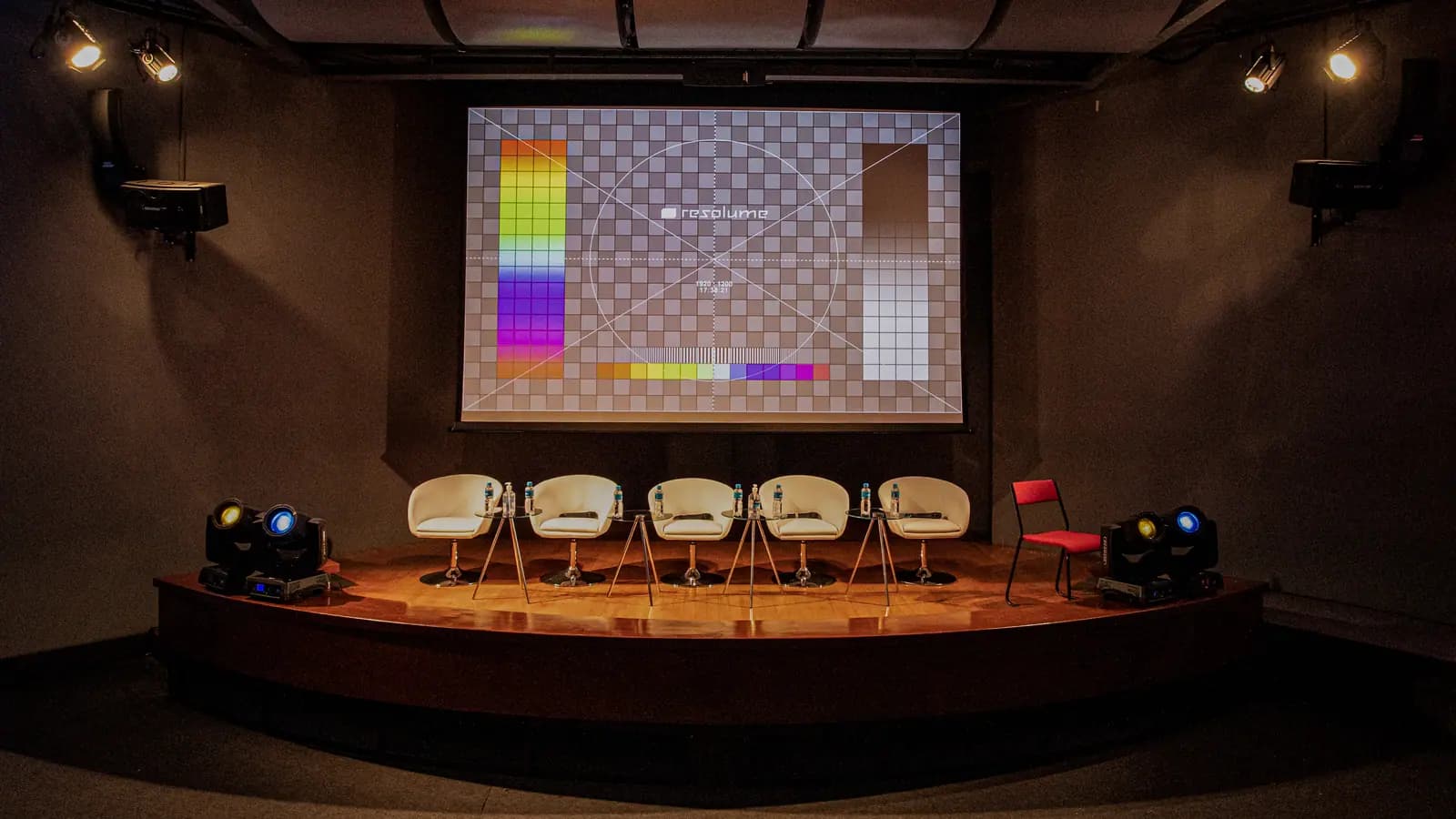 Auditório do MAM preparado para o painel