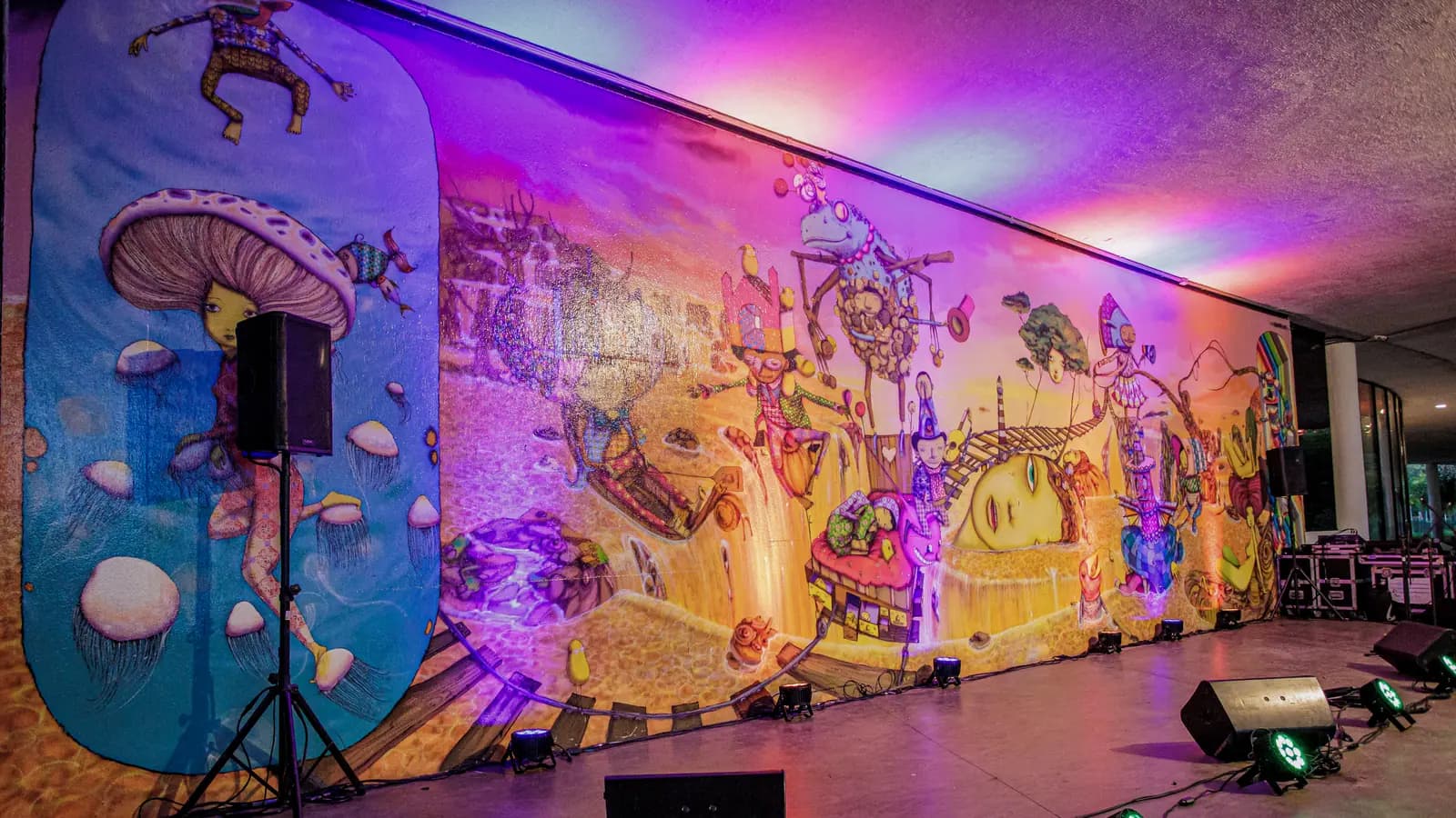 Painel artístico iluminado no MAM durante o evento