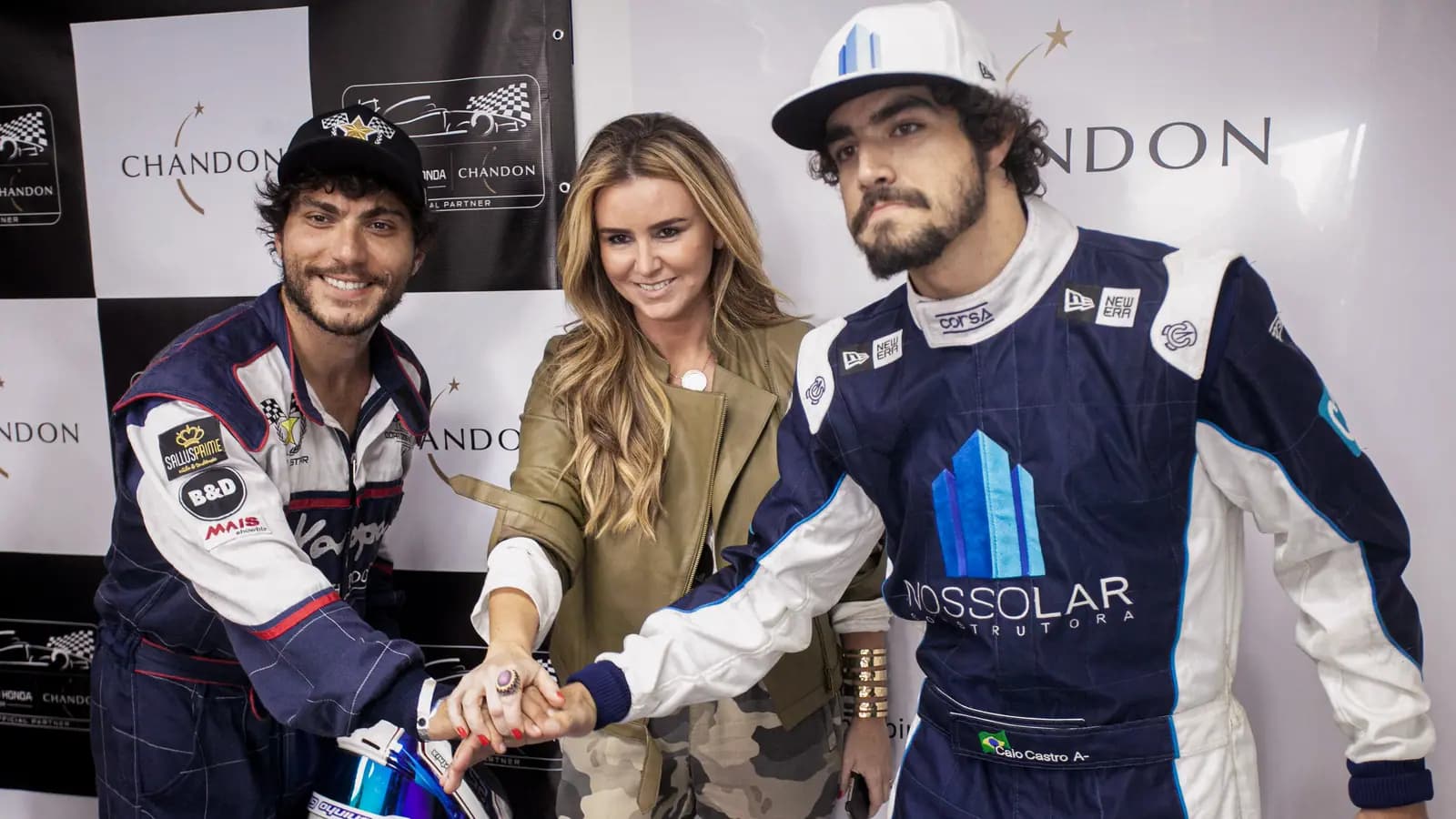 Pilotos se cumprimentando no painel do evento de kart