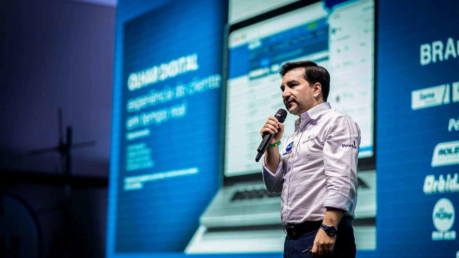 Palestrante apresentando conteúdo digital no telão