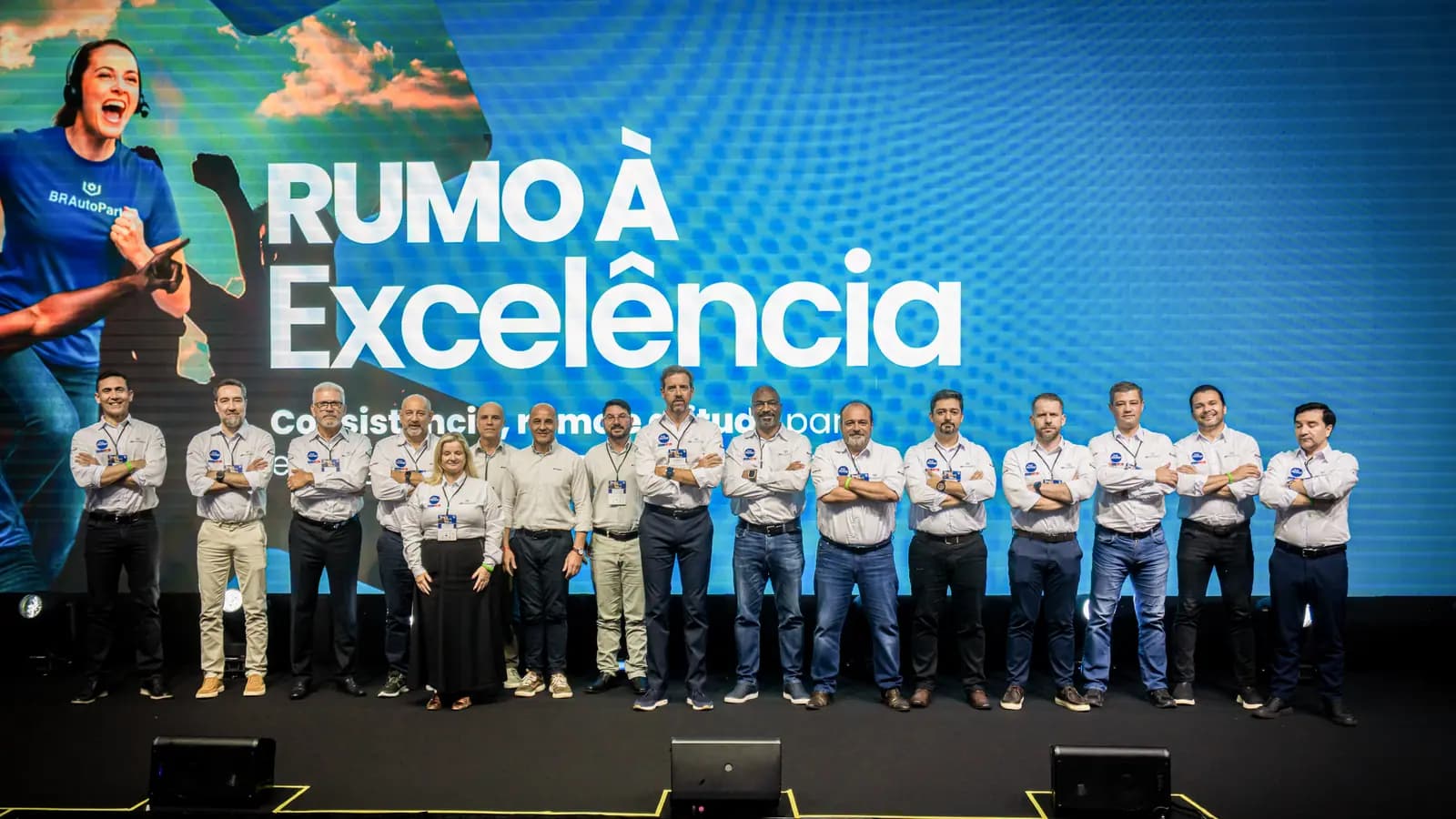 Foto oficial da equipe reunida no palco da convenção de vendas