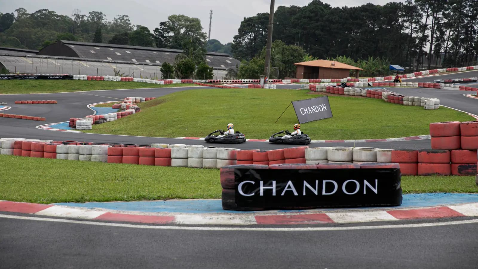 Pista do kartódromo com placa da Chandon