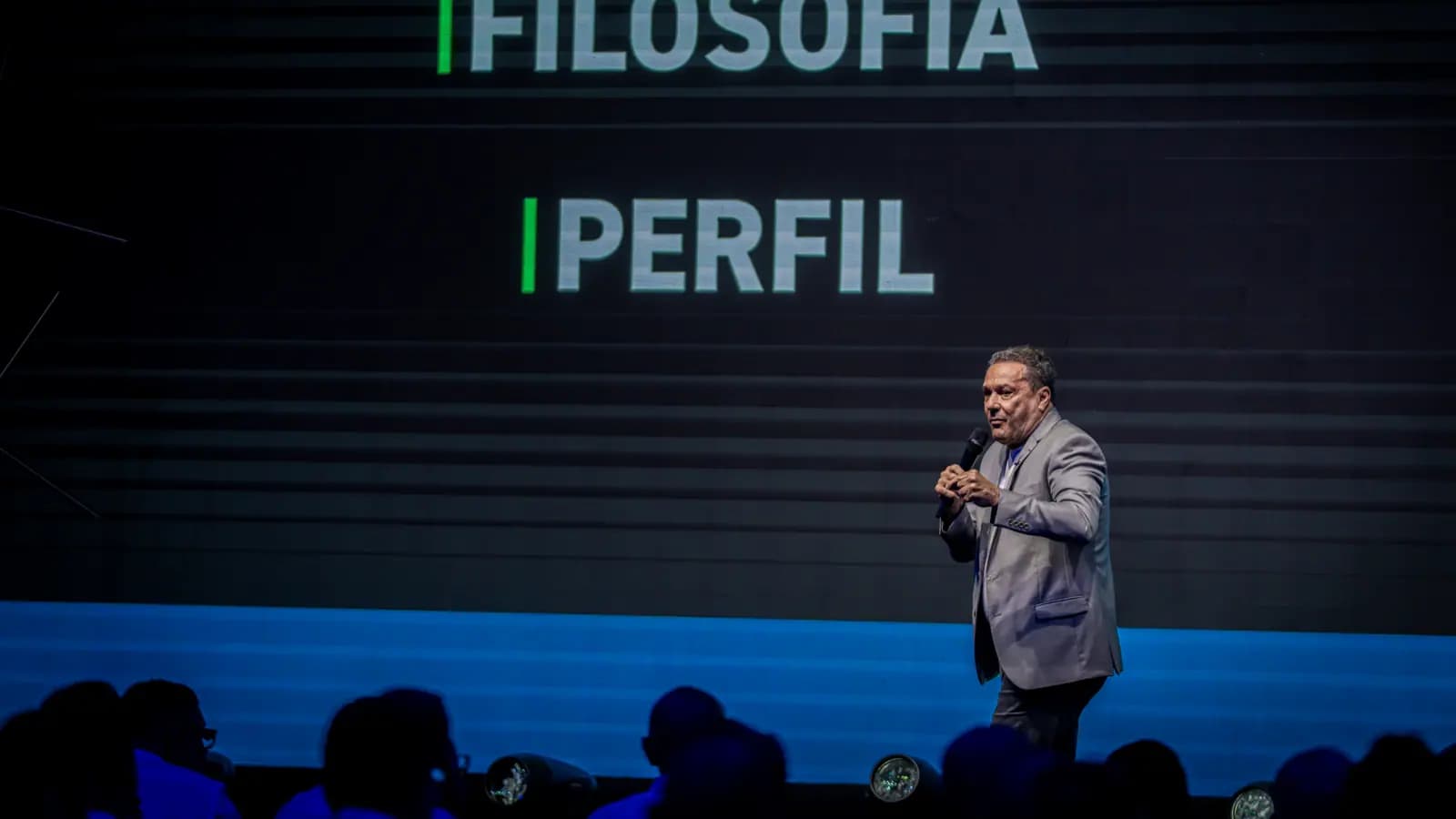 Palestrante convidado no palco com telão de apresentação