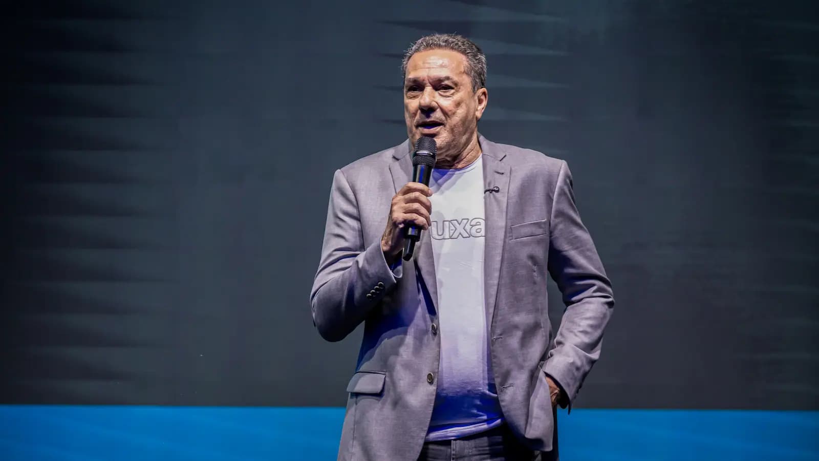 Palestrante convidado no palco da convenção de vendas