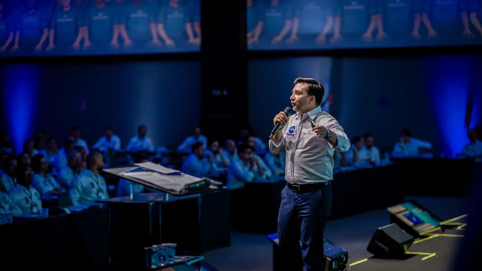 Palestrante circulando pelo palco durante a apresentação