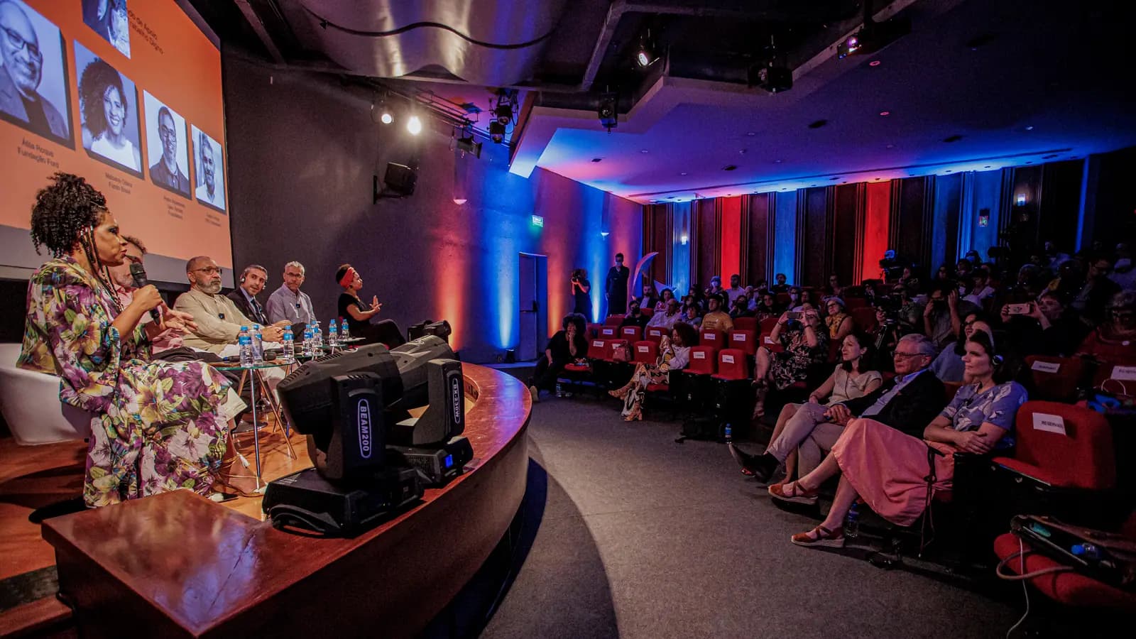 Plateia e palco com iluminação cênica no auditório do MAM