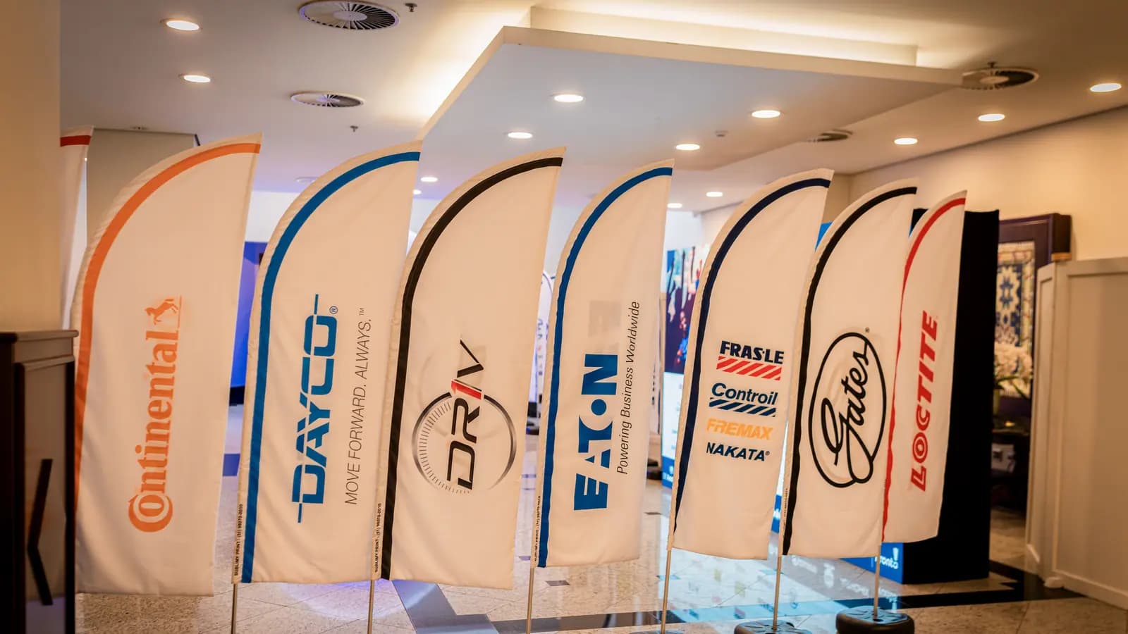 Bandeiras de patrocinadores na área de exposição da convenção