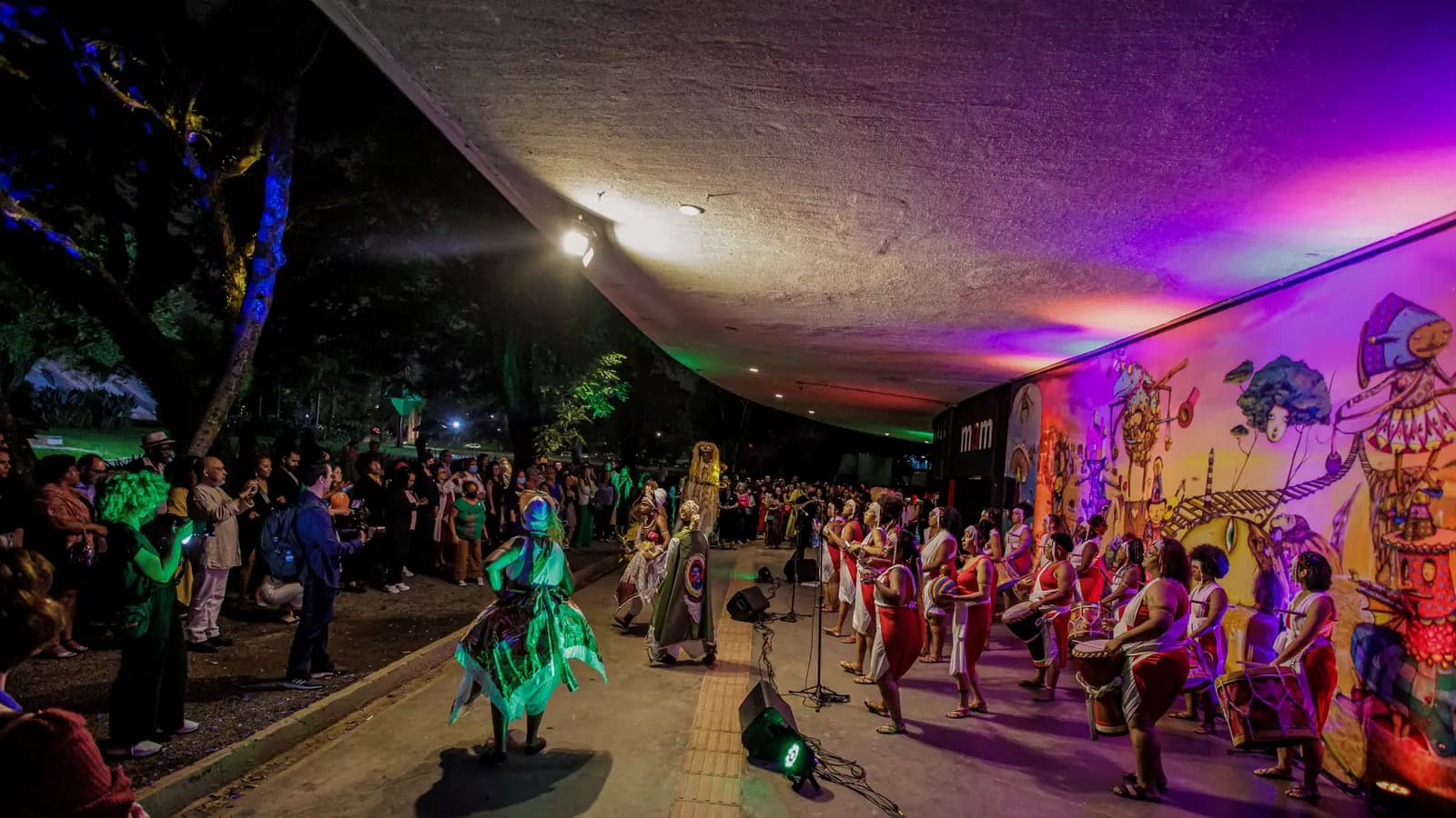 Apresentação cultural na área externa do MAM