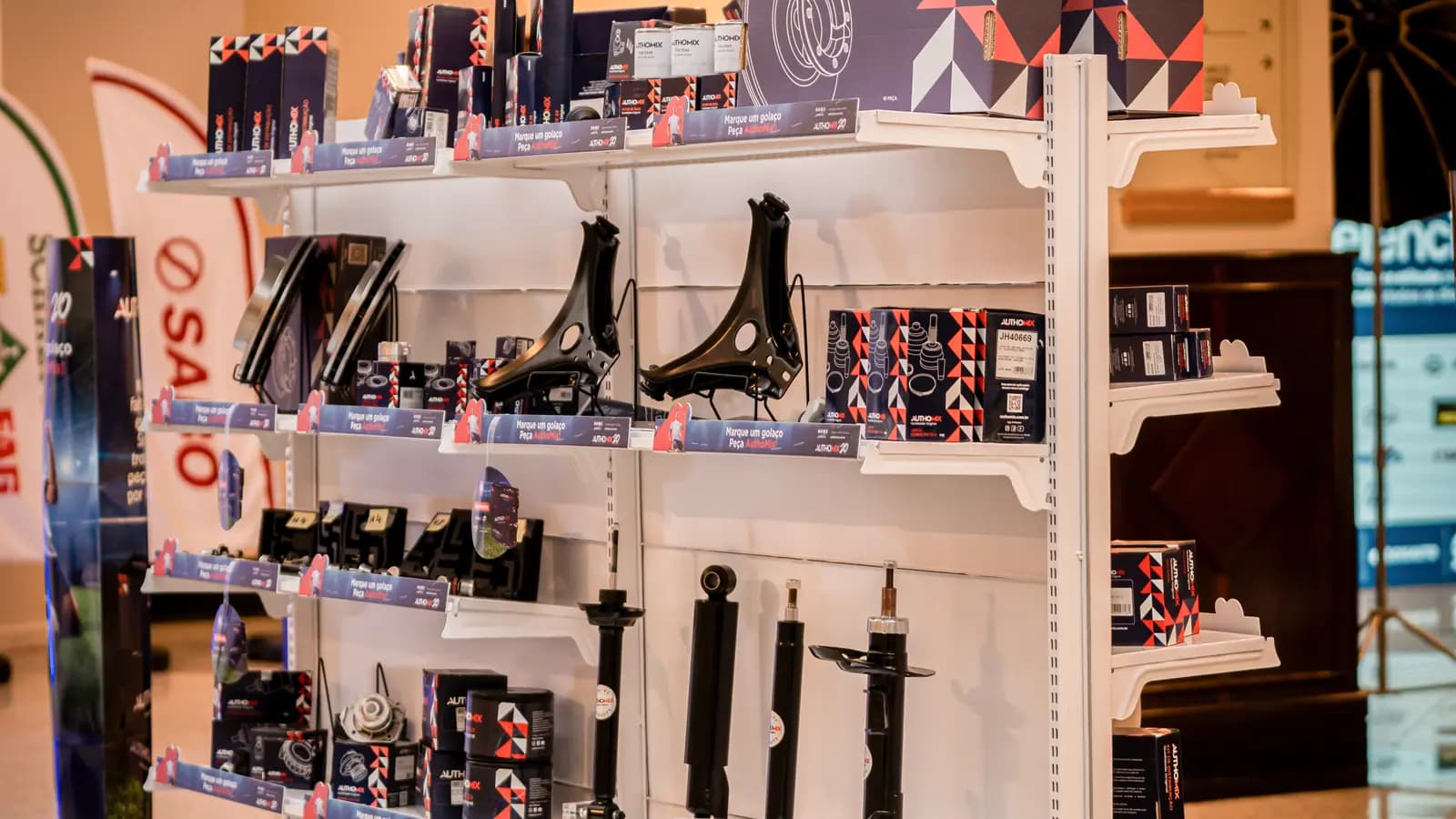 Expositor de produtos na área de exposição do evento