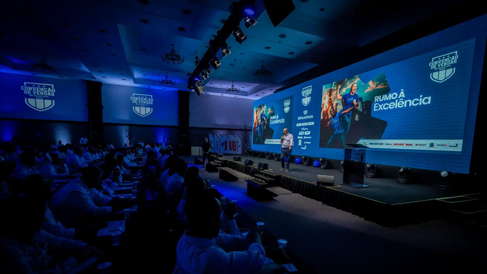 Palco e plateia da convenção de vendas com iluminação cênica azul