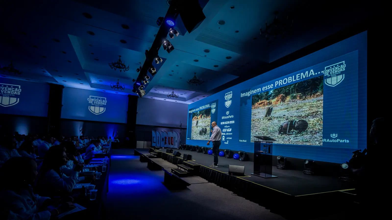 Palco e plateia da convenção de vendas com iluminação cênica azul