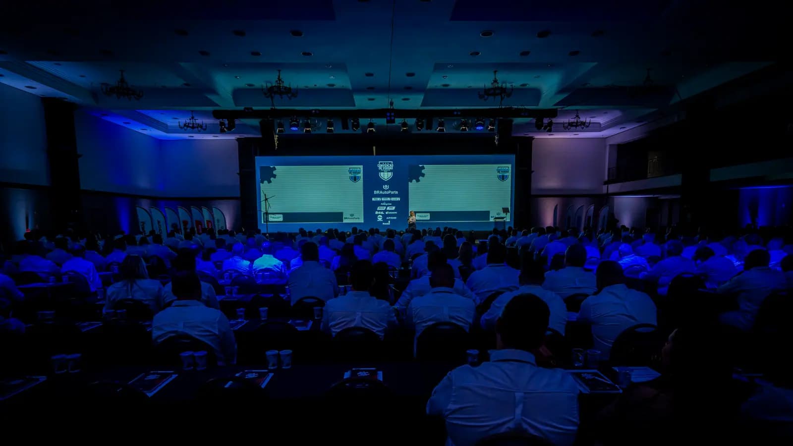 Salão da convenção de vendas com iluminação azul